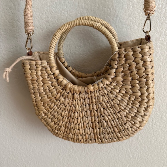 Elegant Tan Woven Shoulder Bag - Picture 4 of 12
